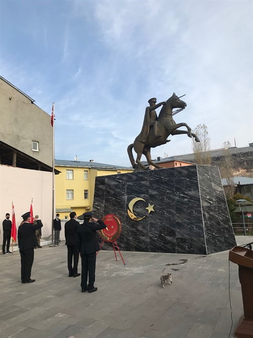Ulu Önder Gazi Mustafa Kemal Atatürk’ün vefatının 83. yıl dönümü vesilesiyle Çelenk sunma programı düzenlendi.